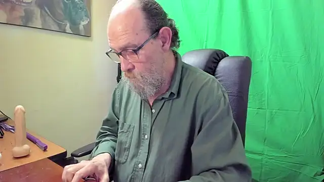 Snapshot of Uncle_Hottie chatting on April 15, 7:58 pm Uncle Hottie online show from April 15, 7:58 pm