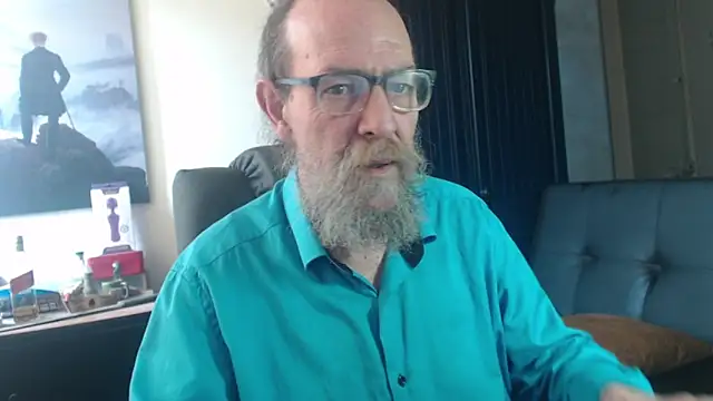 Snapshot of Uncle_Hottie chatting on July 16, 4:24 pm Uncle Hottie online show from July 16, 4:24 pm