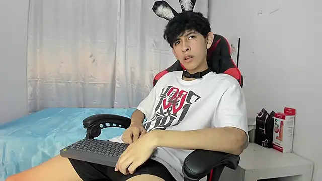 Snapshot of julian_xx chatting on May 2, 7:30 pm julian xx online show from May 2, 7:30 pm