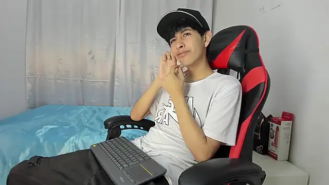 Snapshot of julian_xx chatting on May 4, 7:21 pm julian xx online show from May 4, 7:21 pm