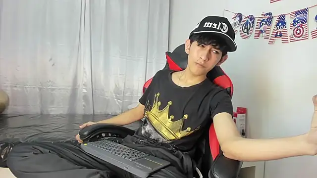 Snapshot of julian_xx chatting on May 15, 8:05 pm julian xx online show from May 15, 8:05 pm