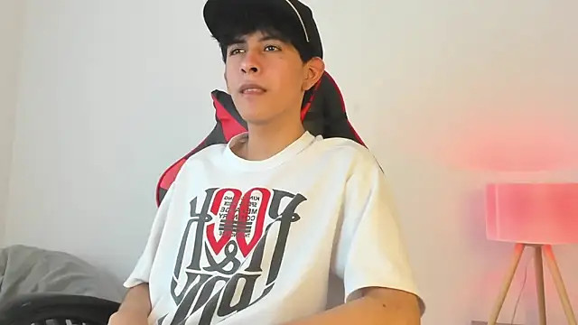 Snapshot of julian_xx chatting on May 21, 7:10 pm julian xx online show from May 21, 7:10 pm