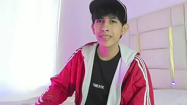 Snapshot of julian_xx chatting on June 1, 8:32 pm julian xx online show from June 1, 8:32 pm