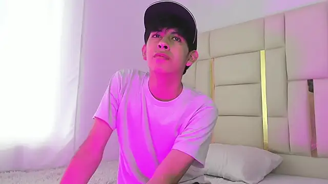 Snapshot of julian_xx chatting on June 2, 7:38 pm julian xx online show from June 2, 7:38 pm