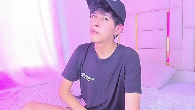 Snapshot of julian_xx chatting on June 18, 7:51 pm julian xx online show from June 18, 7:51 pm