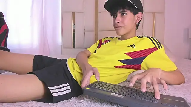 Snapshot of julian_xx chatting on July 7, 7:29 pm julian xx online show from July 7, 7:29 pm