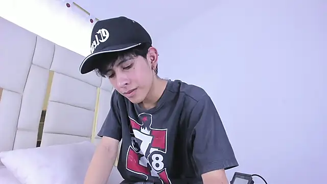 Snapshot of julian_xx chatting on July 15, 7:52 pm julian xx online show from July 15, 7:52 pm