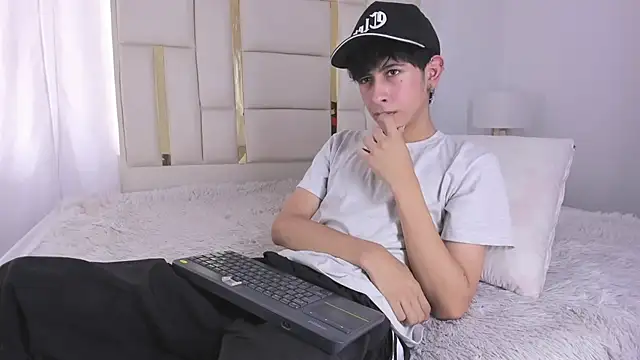 Snapshot of julian_xx chatting on July 18, 7:39 pm julian xx online show from July 18, 7:39 pm