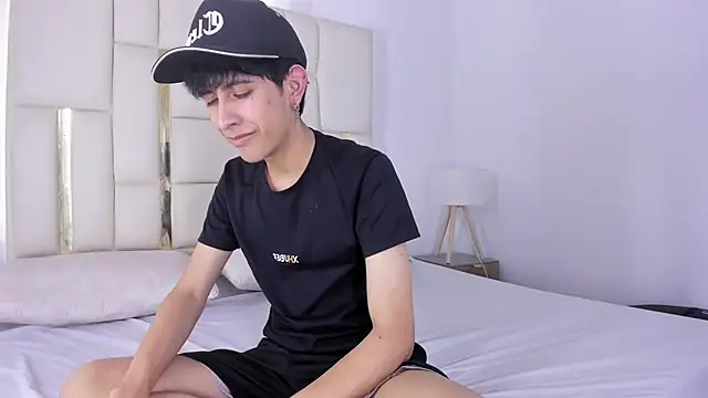 Snapshot of julian_xx chatting on July 23, 7:34 pm julian xx online show from July 23, 7:34 pm