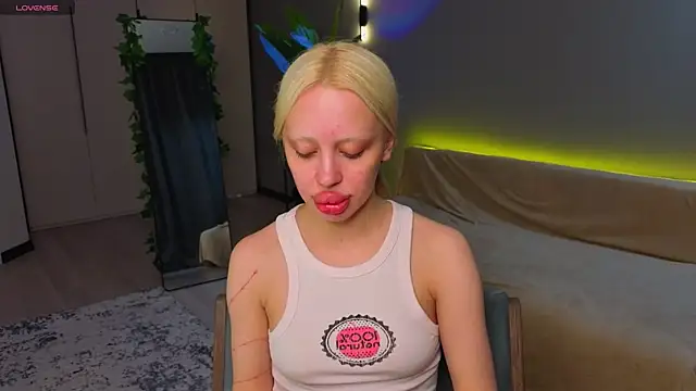Snapshot of Luna_Beverly chatting on May 14, 8:15 pm Luna Beverly online show from May 14, 8:15 pm