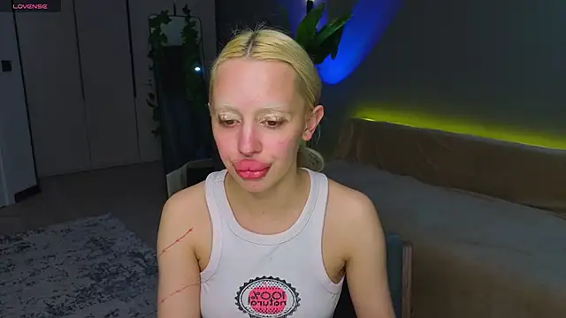 Snapshot of Luna_Beverly chatting on May 27, 8:06 pm Luna Beverly online show from May 27, 8:06 pm