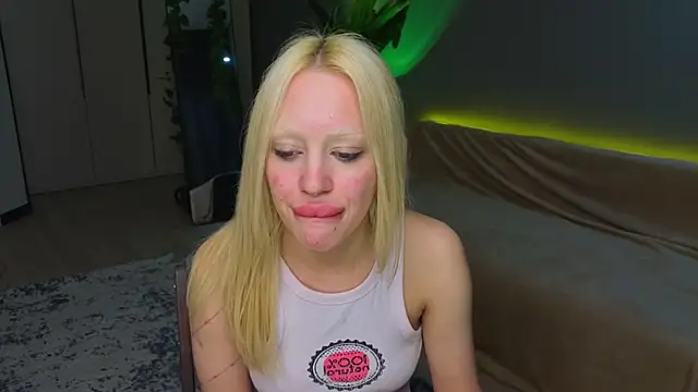 Snapshot of Luna_Beverly chatting on May 28, 8:39 pm Luna Beverly online show from May 28, 8:39 pm
