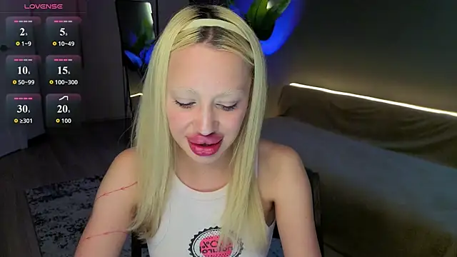 Snapshot of Luna_Beverly chatting on June 25, 8:35 pm Luna Beverly online show from June 25, 8:35 pm