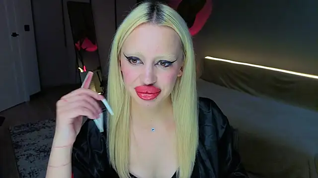 Snapshot of Luna_Beverly chatting on July 2, 8:37 pm Luna Beverly online show from July 2, 8:37 pm