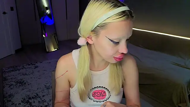 Snapshot of Luna_Beverly chatting on July 5, 9:22 pm Luna Beverly online show from July 5, 9:22 pm