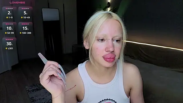 Snapshot of Luna_Beverly chatting on July 22, 8:22 pm Luna Beverly online show from July 22, 8:22 pm