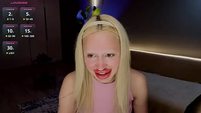Snapshot of Luna_Beverly chatting on July 28, 8:52 pm Luna Beverly online show from July 28, 8:52 pm