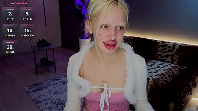 Snapshot of Luna_Beverly chatting on July 29, 8:51 pm Luna Beverly online show from July 29, 8:51 pm