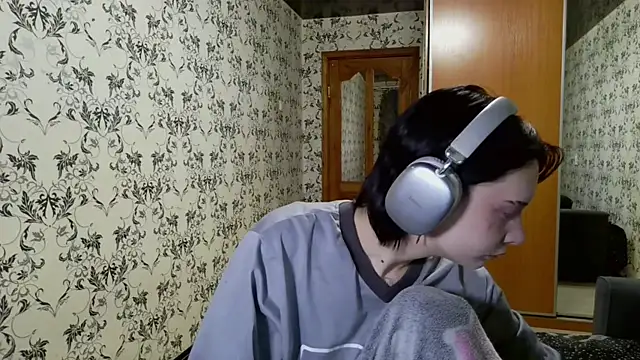 LxayBloom online show from March 17, 2:31 pm