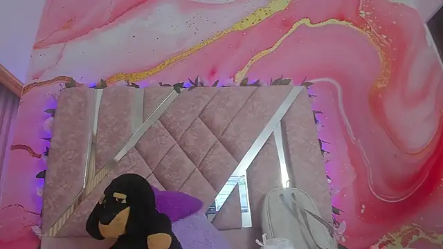 Snapshot of emily_velvet__ chatting on June 5, 6:24 pm emily velvet online show from June 5, 6:24 pm
