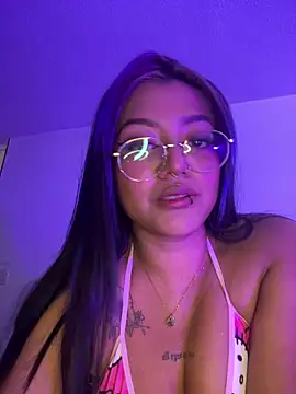 Snapshot of queen_of_you_heart chatting on April 2, 5:54 pm queen of you heart online show from April 2, 5:54 pm