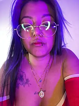 Snapshot of queen_of_you_heart chatting on April 10, 11:20 pm queen of you heart online show from April 10, 11:20 pm