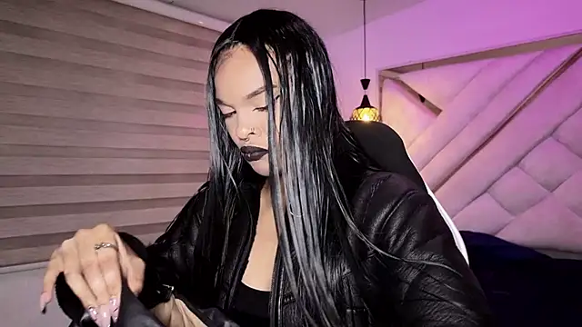 mia gatesvg online show from May 2, 4:39 am