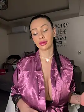 Snapshot of IRISWHITE17 chatting on February 10, 5:33 am IRISWHITE17 online show from February 10, 5:33 am