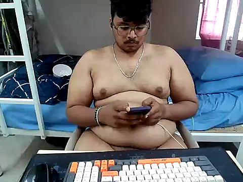 Snapshot of maxi23932 chatting on July 5, 11:39 am maxi23932 online show from July 5, 11:39 am