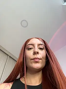 Snapshot of alesziarose_ chatting on June 7, 9:18 pm alesziarose online show from June 7, 9:18 pm