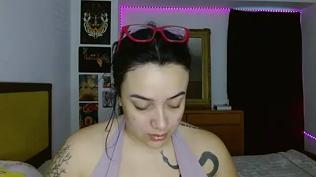 Snapshot of Nova-Satela chatting on March 5, 5:20 pm Nova-Satela online show from March 5, 5:20 pm