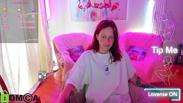 Snapshot of Lily_Viola chatting on June 15, 7:32 am Lily Viola online show from June 15, 7:32 am