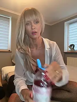 Snapshot of NaughtyNinky chatting on August 7, 5:31 am NaughtyNinky online show from August 7, 5:31 am