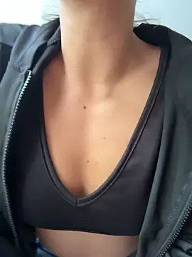 TaylorrHill online show from April 27, 8:29 pm