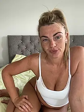 Snapshot of Scarlett_the_girlnextdoor chatting on June 12, 12:15 pm Scarlett the girlnextdoor online show from June 12, 12:15 pm
