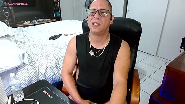 Snapshot of Daddy_1970 chatting on March 31, 9:32 am Daddy 1970 online show from March 31, 9:32 am