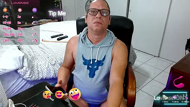 Snapshot of Daddy_1970 chatting on April 1, 7:53 am Daddy 1970 online show from April 1, 7:53 am