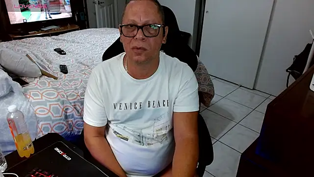 Snapshot of Daddy_1970 chatting on April 15, 8:20 pm Daddy 1970 online show from April 15, 8:20 pm