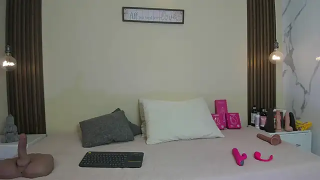 Snapshot of mia_gold_ chatting on July 9, 7:07 pm mia gold online show from July 9, 7:07 pm