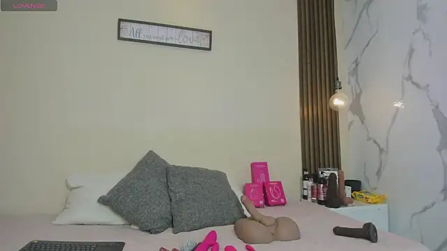 Snapshot of mia_gold_ chatting on July 17, 3:50 pm mia gold online show from July 17, 3:50 pm