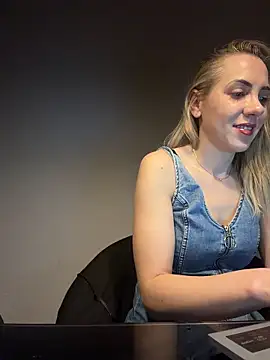 ElenaWhitmore online show from May 1, 9:41 pm