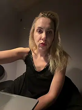 Snapshot of ElenaWhitmore chatting on June 2, 10:45 pm ElenaWhitmore online show from June 2, 10:45 pm