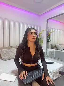 Snapshot of CamilaCastillo chatting on July 22, 7:27 pm CamilaCastillo online show from July 22, 7:27 pm