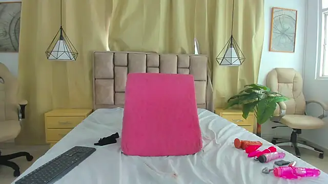 Snapshot of scarlettjohnson_ chatting on May 29, 1:31 pm scarlettjohnson online show from May 29, 1:31 pm