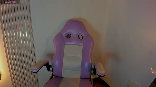 Iamcami  online show from February 18, 7:10 pm