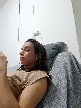 Snapshot of ofjuliaa chatting on June 28, 2:06 am ofjuliaa online show from June 28, 2:06 am