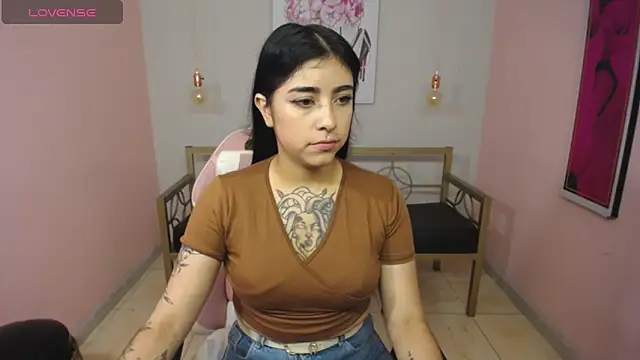 Snapshot of Adri_gomez_x chatting on May 22, 12:33 pm Adri gomez x online show from May 22, 12:33 pm