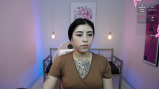 Snapshot of Adri_gomez_x chatting on June 14, 12:29 pm Adri gomez x online show from June 14, 12:29 pm