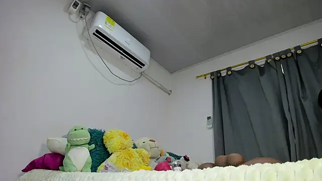 Snapshot of vennuss19 chatting on July 24, 8:29 pm vennuss19 online show from July 24, 8:29 pm