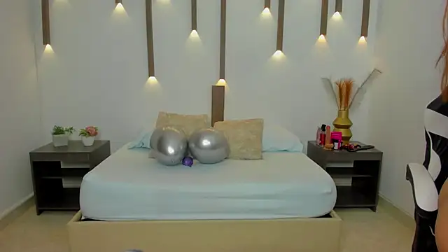 Snapshot of scarlett_rosse_x chatting on February 1, 2:10 am scarlett rosse x online show from February 1, 2:10 am